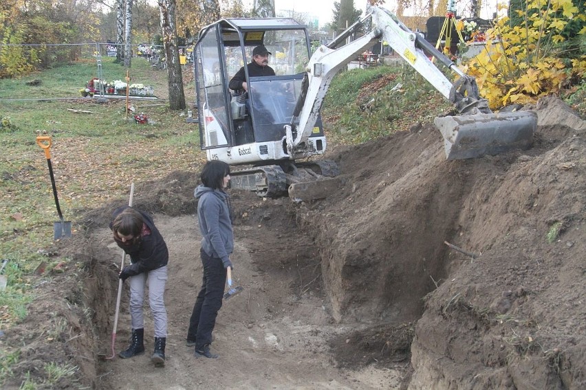 Szczątki dwóch osób ekshumowano na kieleckich "Piaskach" 