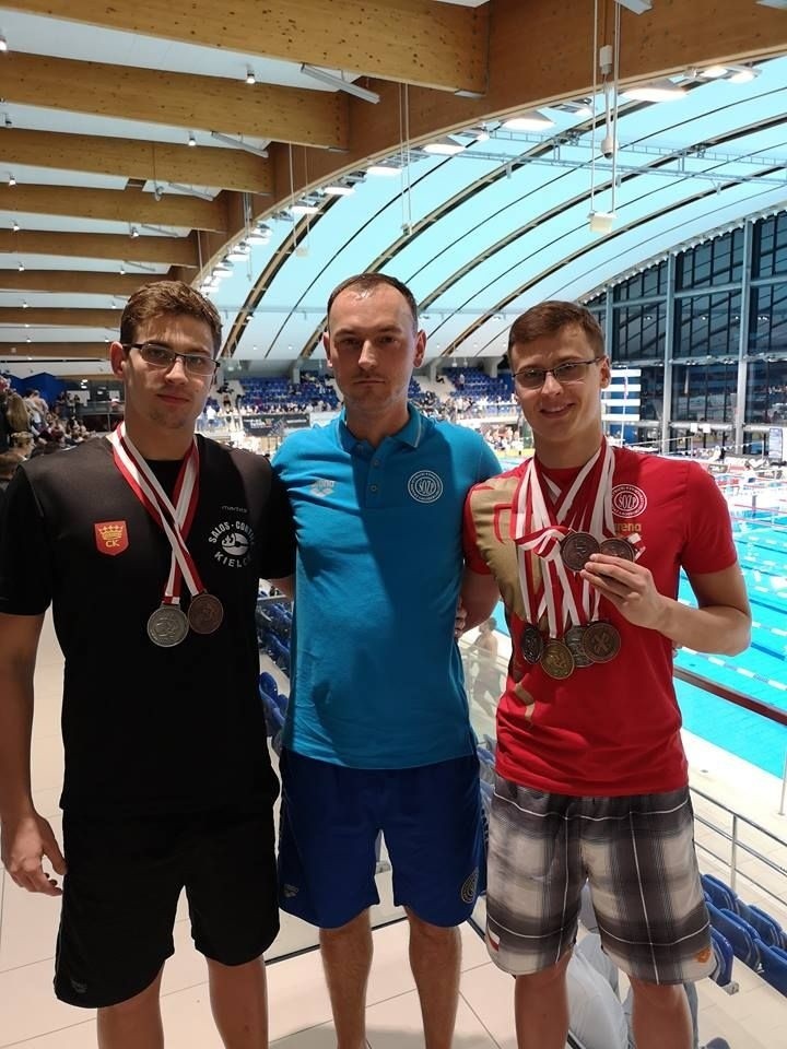 Świetny start Dominika Bujaka na mistrzostwach Polski w pływaniu. Jego brat Piotr też stanął na podium