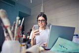 Przeglądasz telefon nastolatka? Czy wiesz, że to niezgodne z prawem?