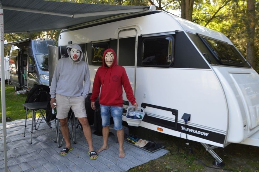 Fani "Niewiadówek" opanowali camping w Suchedniowie. Legendarne przyczepy kempingowe nad zalewem 