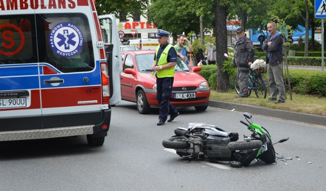 Zdarzenie miało miejsce w czwartek, 8 czerwca, na dwupasmówce przy ul. Wojska Polskiego w Słubicach.Do kolizji doszło w momencie kiedy z bramy na Pl. Przyjaźni wyjeżdżało mitsubishi. Z jego lewej strony nadjechał volkswagen, który chciał w tę bramę wjechać. - Kiedy volkswagen zatrzymał się, żeby wypuścić samochód , który chciał włączyć się do ruchu w tył volkswagena wjechał motorowerzysta. Wszyscy uczestnicy kolizji byli trzeźwi. Kierowcę motoroweru, 62 - letniego obywatela Niemiec z urazem nogi zabrano do szpitala. Zostanie on ukarany mandatem za spowodowanie zagrożenia bezpieczeństwa w ruchu drogowym - mówi mł. asp. Magdalena Jankowska, rzeczniczka słubickiej policji.Wyglądało to groźnie, kierowca motocykla nie mógł sam wstać, nie ruszał nogą i trzymał się za kark - mówi nam Jakub Ciepły, świadek zdarzenia. - U nas często są wypadki, w którym udział biorą motocykliści. Ostatnio ten na ul. Rzepińskiej nie skończył się tak szczęśliwie - dodaje Kamil Sygula, który był obecny na miejscu kolizji.Zobacz też: wypadki w Lubuskiem: