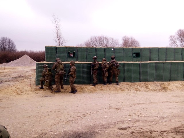 Żołnierze 82 batalionu lekkiej piechoty w Inowrocławiu odbyli pierwsze szkolenie z użyciem Modułowego Systemu Broni Strzeleckiej Grot. Wykorzystuje on barwiącą amunicję pozwalająca na stworzenie realnych warunków pola walki