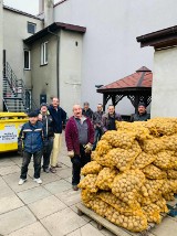 Łukasz Litewka, sosnowiecki radny, sprzedawał i rozdawał ziemniaki w Sosnowcu. Przekazał mu je rolnik ze świętokrzyskiego