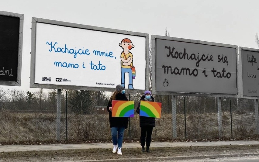 Plakaty z hasłem „Kochajcie mnie, mamo i tato”, okazujące...