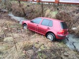 Wypadek w Łabowej. Osobówka wpadła do głębokiej fosy, której płynie potok. Niebezpiecznie na sądeckich drogach