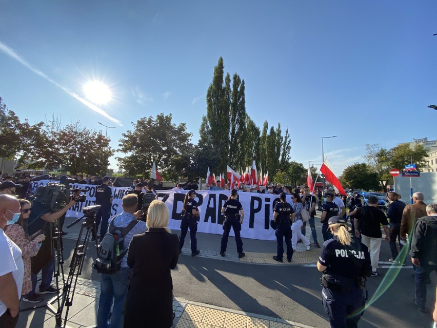 "Kaczyński, zdrajca wsi!". Protest rolników przed siedzibą Prawa i Sprawiedliwości [wideo], aktualizacja