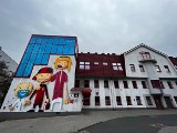 Chorzów. Dzieci w strojach lekarzy bohaterami muralu na budynku Zespółu Szpitali Miejskich przy ul. Truchana