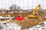 Tragedia na budowie ulicy Klepackiej. Nie żyje robotnik przysypany ziemią [ZDJĘCIA, WIDEO]