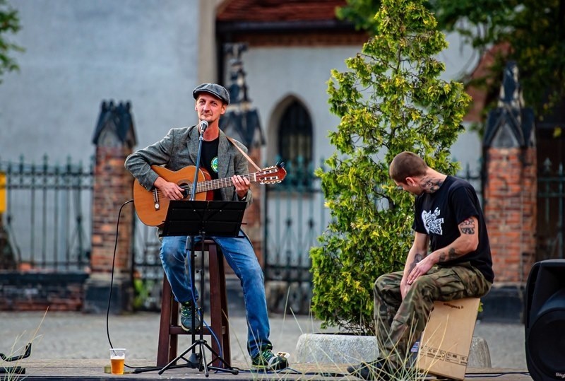 Letnie granie na rynku w Bytomiu. W soboty muzyka ożywia...