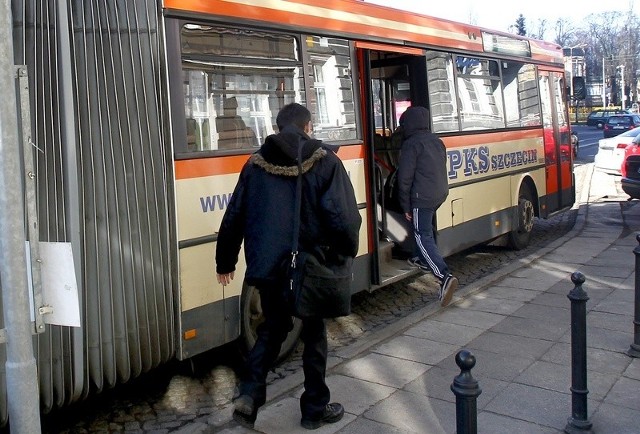 W Podjuchach wsiedli kontrolerzy i doszło do pobicia. Jednak wersje pasażerów i rewizora różnią się.