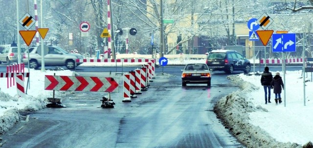 Część kierowców w weekend przejeżdżała już nową jezdnią między ul. Żabią a Poleską. W gorszej sytuacji byli piesi, którzy jak na razie, aby skorzystać z nowej ulicy, muszą przebijać się przez śnieg.