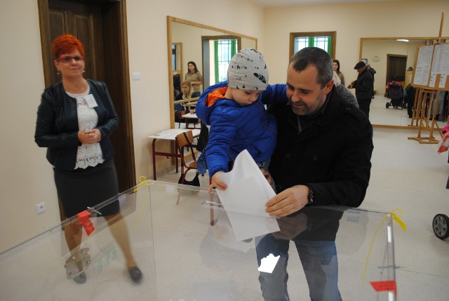 Nataniel z tatą Rafałem Wiśniewskim głosował w „Muzycznej” w Solcu KujawskimNajważniejsze zmiany w nowej ordynacji wyborczej