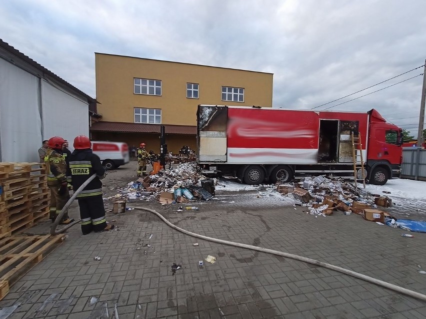 Groźny pożar w hurtowni farmaceutycznej w Nowym Sączu. Płonęła naczepa samochodowa z medykamentami