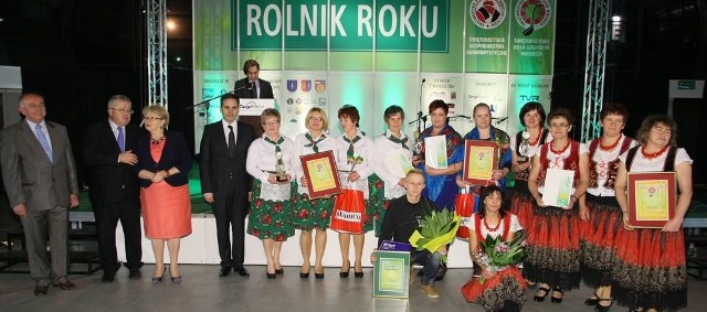 Zwycięzcy w powiecie buskim z wręczającymi nagrody, od lewej: Bogdan Żerniak, prezes Świętokrzyskiego Związku Rolników Kółek i Organizacji Rolniczych, europoseł Czesław Siekierski, wojewoda świętokrzyski Bożentyna Pałka-Koruba, redaktor naczelny "Echa Dnia&#8221; Stanisław Wróbel, przedstawicielki Kół Gospodyń Wiejskich: Krzczonowianki-Niezapominajki, Boszczynek, Broniszów i z przodu w imieniu taty Bogdana Pszczoły nagrodę odbierał syn Kamil.