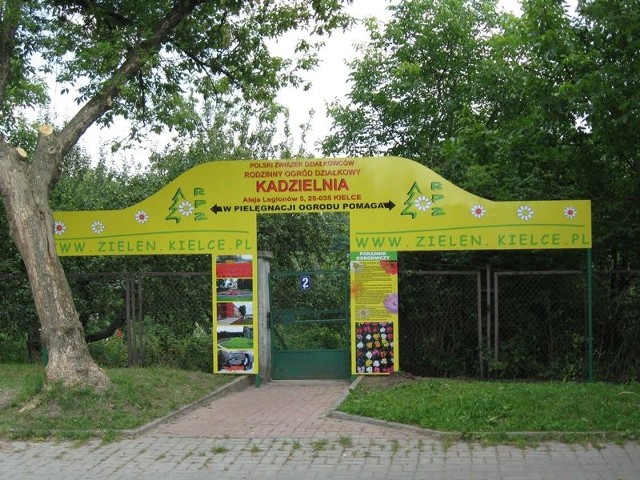Pracownicy Rejonowego Przedsiębiorstwa Zieleni przygotowali poradnik dla działkowców, który jest umieszczony na ogrodzeniu ogrodu "Kadzielnia&#8221;