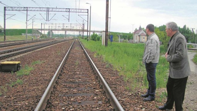 Wójt Jan Zbigniew Basa (z prawej) obawia się o bezpieczeństwo pieszych przechodzących przez tory