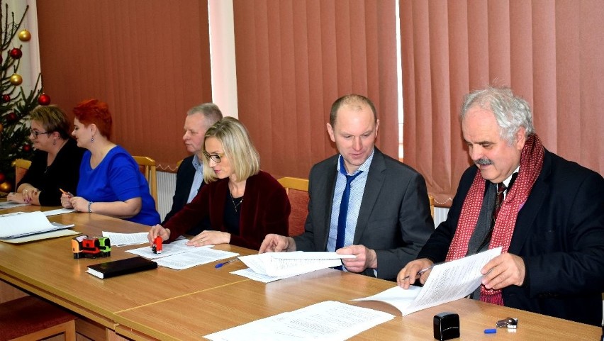 Podpisano umowę na instalacje fotowoltaiczne w Staszowie. Zobacz gdzie będą zamontowane 