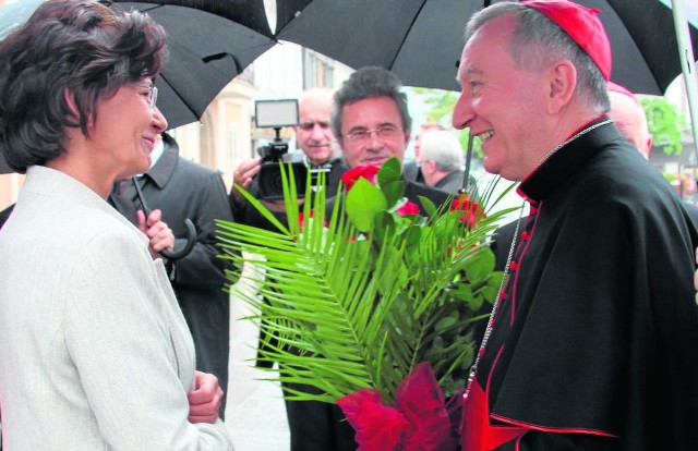 Burmistrz Ewa Filipiak przekazała kardynałowi Parolinowi zaproszenie do Wadowic dla papieża Franciszka na 2016 rok