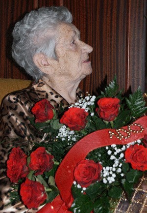 Pani Genowefa Klujewska z okazji setnych urodzin otrzymała także piękne kwiaty. 