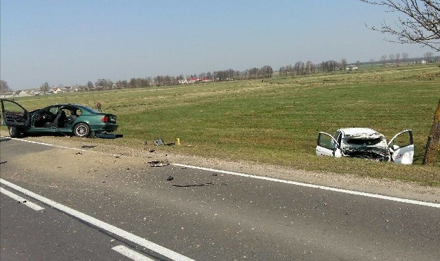 Borkowo: Wypadek na DK 63. Zderzył się dwa samochody. Są ranni. Droga jest zablokowana.