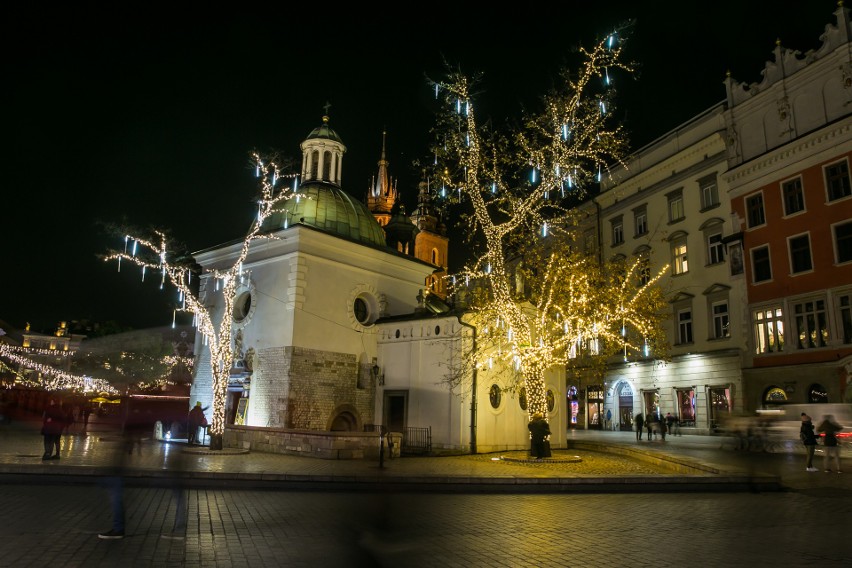 Kraków zaczyna odliczać dni do świąt. Pierwsza iluminacja...