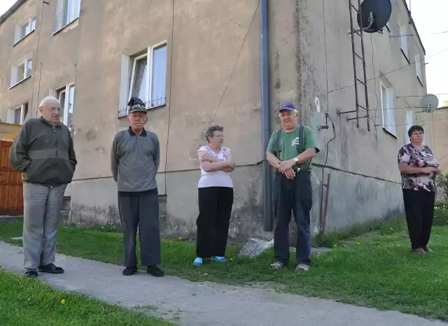 Mieszkańcy bloku w Lubogoszczy, którzy wody nie pozwolili sobie odłączyć. 