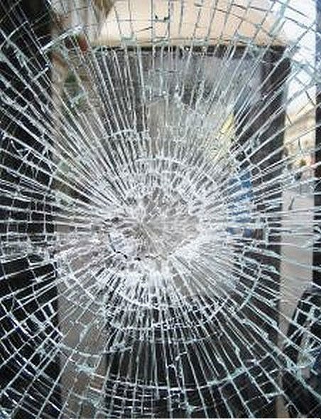 Mężczyzna wybił kostką brukową okno sklepu i ukradł chrupki.