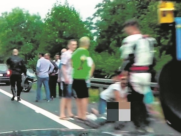 Motocykliści z grupy Makro Team Zielona Góra opublikowali w internecie wideo, na którym widać akcję reanimacyjną 45-letniego zielonogórzanina, który w niedzielę zginął na "trójce&#8221; koło Nowego Miasteczka.