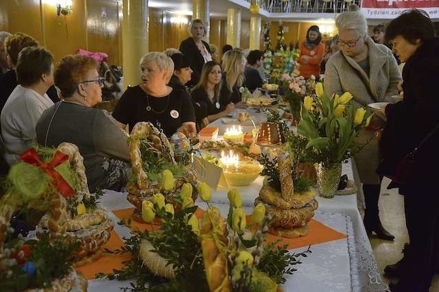 Nikt nie potrafił przejść obojętnie obok stołu, na którym królowały wielkanocne smakołyki, przygotowane przez gospodynie