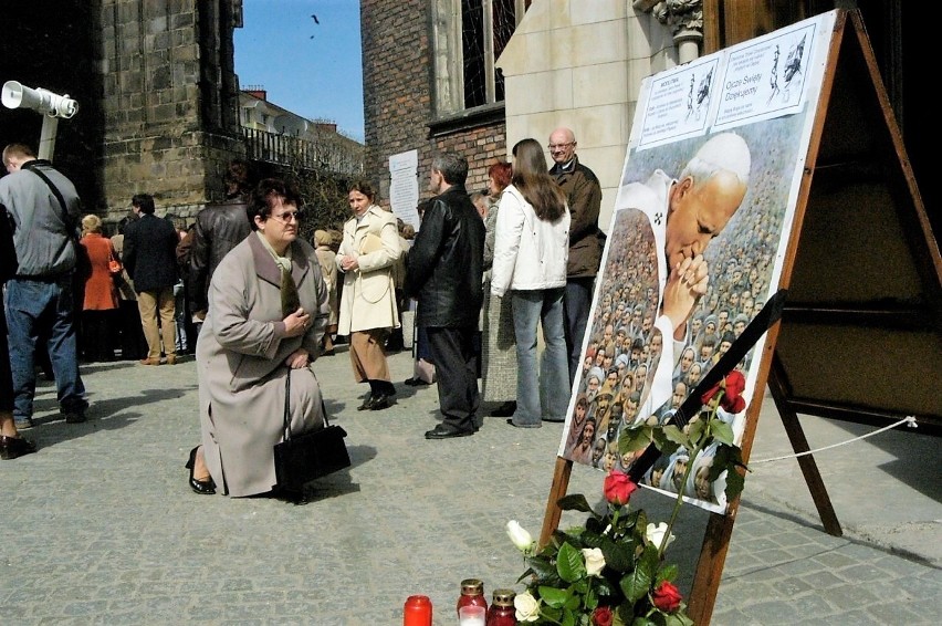 15 lat temu Opolanie żegnali zmarłego Jana Pawła II