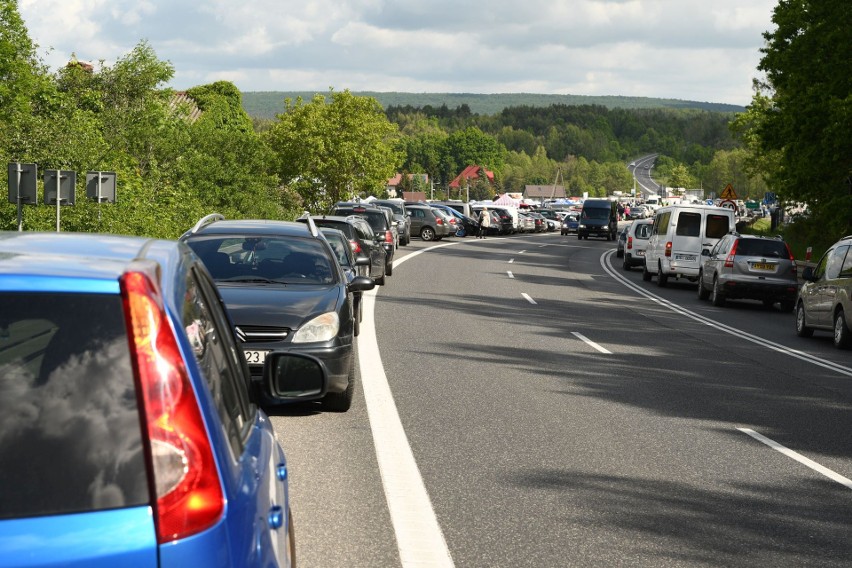 W tym miejscu kupisz niemal wszystko. Giełda w Miedzianej Górze jak zawsze pełna skarbów. Szukały ich tłumy - 29.05.2022