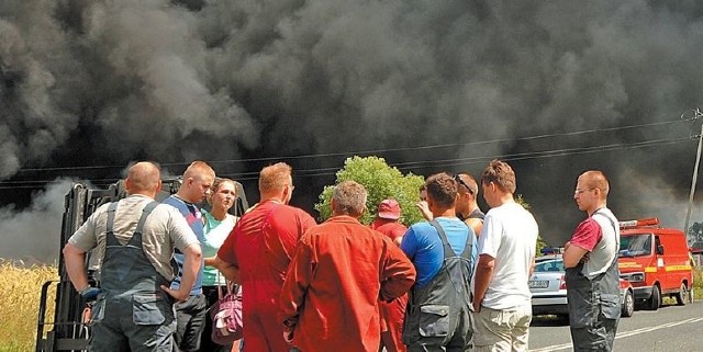 Pracownicy zakładu obserwują akcję strażaków po tym, jak im samym nie udało się opanować ognia. Nadal nie mogą otrząsnąć się z tej tragedii.W ciągu jednego dnia stracili źródło dochodów.