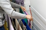 Co robić, gdy pranie nie chce schnąć? Sprawdź najlepsze triki na szybkie wysuszenie ubrań. Te sposoby uratują nas w awaryjnych sytuacjach