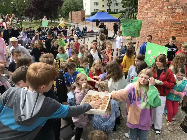 Szkolny festyn na słupskich bulwarach