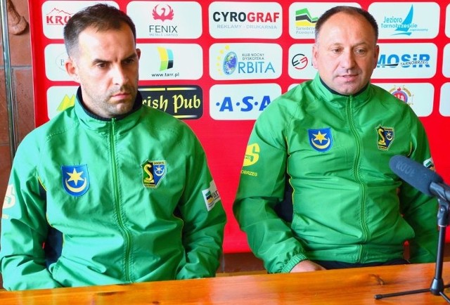 Ryszard Kuźma (z prawej) i jego asystent Przemysław Matuła poprowadzą teraz piłkarzy Siarki Tarnobrzeg.