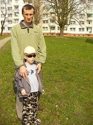 Mirosław Bijak i jego sześcioletni syn Hubertem uważają, że na osiedlu są idealne miejsca, gdzie mogłyby powstać place zabaw