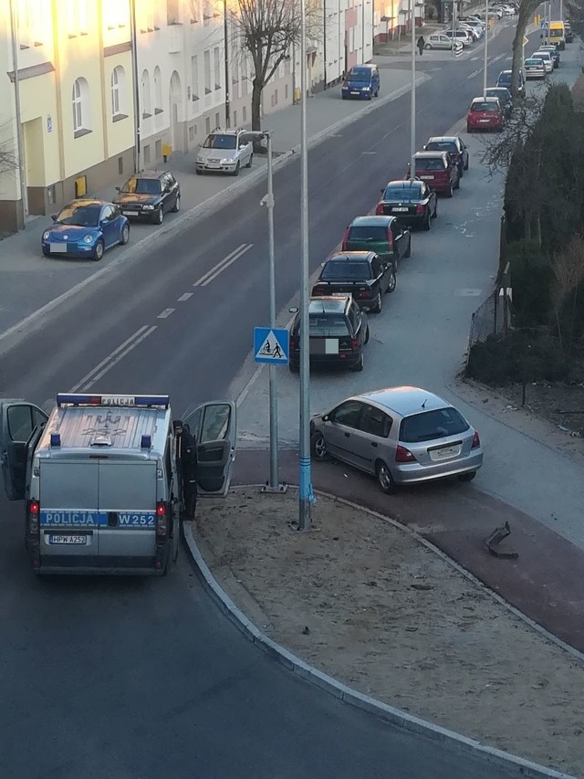 Mamy informację od naszego Internauty o porannym zdarzeniu przy ul. Lechickiej - Powstańców Wielkopolskich w Koszalinie. Policja wyjaśnia jego okoliczności.Jak podał w mailu na alarm@gk24.pl nasz Internauta: "Kierowca srebrnego auta szalał i popisywał o godz. 6  na ulicy Powstańców Wielkopolskich, zrobił 2 okrążenia i z  piskiem opon i zaparkował na poboczu Powstańców Wielkopolskich 26-32 przy działkach, a następnie ruszył  w kierunku Lechickiej, zawrócił z piskiem opon i zrobił jeszcze jedno kółko na Powstańców Wielkopolskich i wyjechał na Lechicką w kierunku torów kolejowych i zawracał, jeździł na Lechickiej, około godziny 7 auto zostało zatrzymane przez policję przy działkach koło komendy policji; jest godz. 8.34 i nadal stoi policja".Z informacji od policji wynika, że na miejscu w rejonie ul. Lechickiej i Powstańców Wielkopolskich kierowca hondy uderzył w lampę. Na miejscu policjanci nie zastali nikogo w samochodzie. Zauważyli jednak wcześniej mężczyznę, który stał przy hondzie, Ten na widok mundurowych zaczął uciekać. Funkcjonariusze zatrzymali go. Mężczyzna był pod wpływem alkoholu. Czy to kierowca hondy? Tego na razie nie wiadomo. Policja wyjaśnia okoliczności zdarzenia.Zobacz także: Koszalin: Śmiertelny wypadek w Strzekęcinie