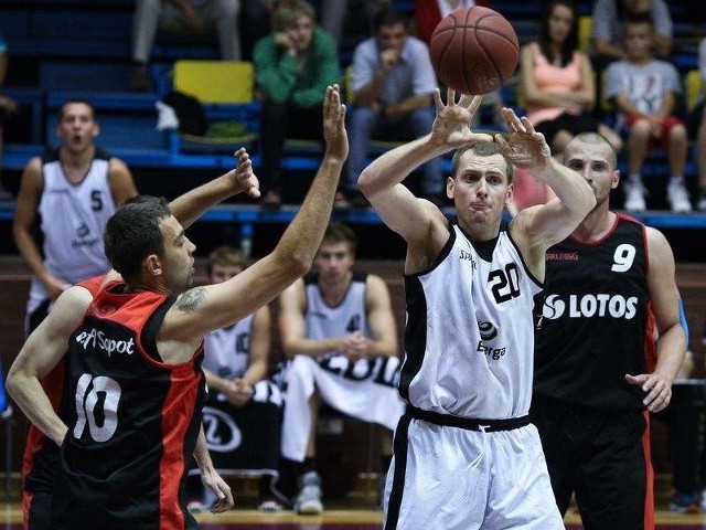 Mateusz Jarmakowicz w białej koszulce.