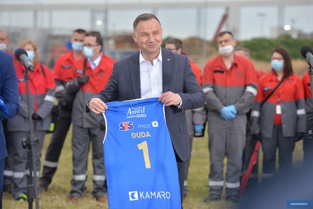 Prezydent Andrzej Duda pojawił się na briefingu prasowym poświęconym budowie trzeciej linii do produkcji nawozów azotowych w spółce. W wydarzeniu na terenie Zakładu Produkcyjnego Anwilu SA, należącego do Grupy ORLEN wziął też udział Daniel Obajtek, prezes Zarządu PKN ORLEN. Po spotkaniu prezydent pojechał na spotkanie z mieszkańcami w Lubieniu Kujawskim.