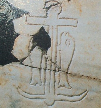 Krzyż jako kotwica, obok symbol ryb z rzymskich katakumb św....