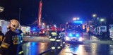 Nowy Sącz. Nocny pożar hali produkcyjnej. Kilkanaście zastępów straży walczyło z ogniem [ZDJĘCIA]