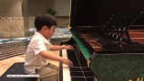 5-latek grający Chopina po mistrzowsku