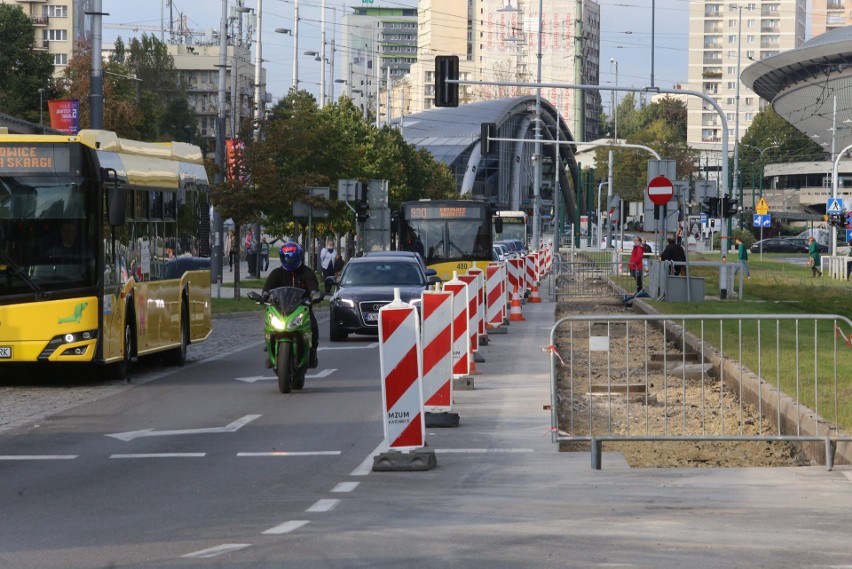 Katowice. Zwężenie na alei Korfantego. Jezdnia od ronda do...