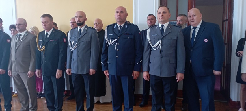 Święto Policji w Jędrzejowie. Awans na wyższy stopień otrzymało 32 funkcjonariuszy. Zobaczcie zdjęcia