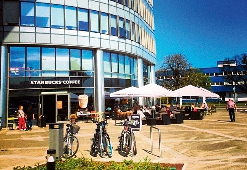 Restauracja sieci Starbucks przyciąga tłumy miłośników kawy