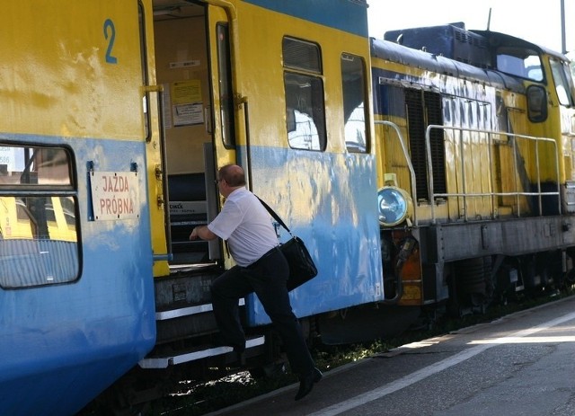 Na przejeździe kolejowym w Kobylnicy mogło dojść do tragedii. Dróżnik opuszcza szlaban, a kierowca wjeżdża na tory wprost pod rozpędzony pociąg (zdjęcie poglądowe).