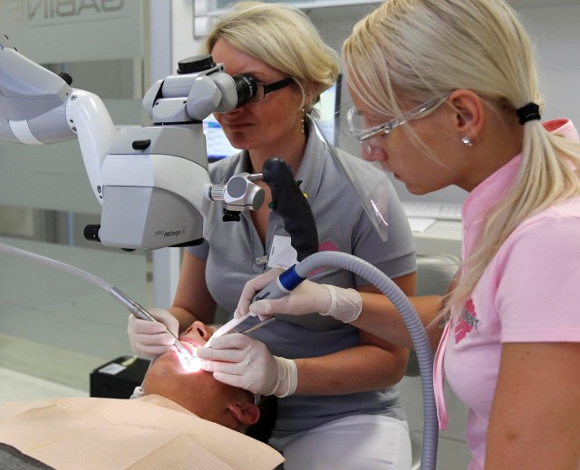 Standardem w stomatologii staje się praca w powiększeniu, co dla pacjenta oznacza bardziej precyzyjny zabieg. Fot. Krzysztof Kapica