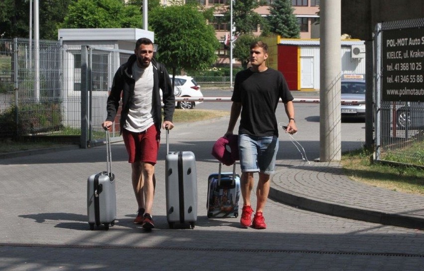 Piłkarze Korony w drodze na obóz do Bremy 