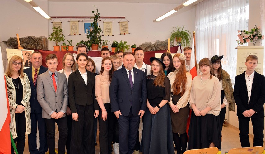 Uczniowie "trójki" walczą o udział w  XXIV sesji Sejmu Dzieci i Młodzieży w Warszawie  