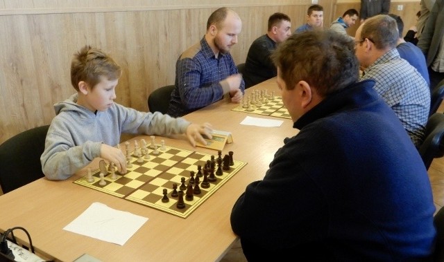Mały Dawid Drążkiewicz świetnie radził sobie przy szachownicy, walcząc na turnieju w Kaczkowicach z dużo starszymi od siebie rywalami.
